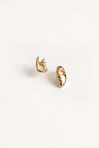 Funky, elegant, and bold - we are loving the Esther Face earrings designed by Wolf Circus. Featuring a 14k gold plated bronze stud earrings with asymmetrical faces. All metals are made from recycled materials, making the these stud gold earrings our favourite eco-friendly option. 