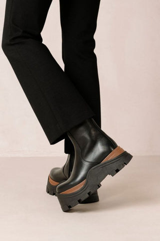 Sapphire Nutty Leather Ankle Boots | Black