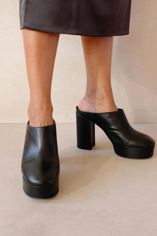 Clock Out Mule | Black