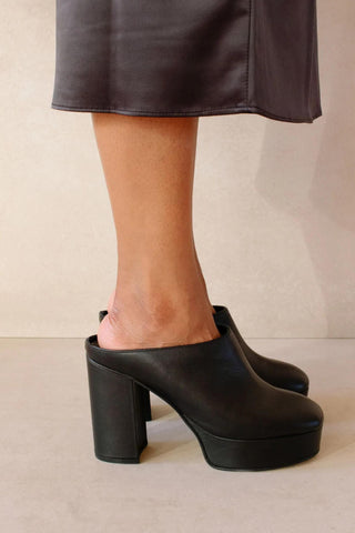 Clock Out Mule | Black