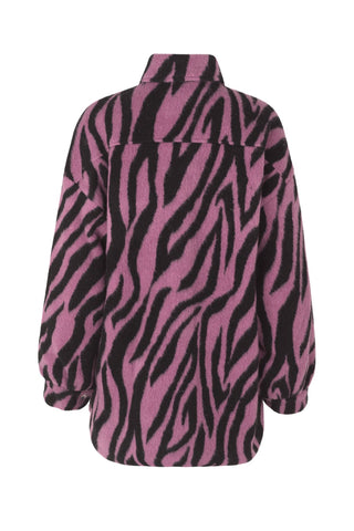 A Fall wardrobe essential! The cool oversized Porter zebra print jacket designed by Cras is the perfect jacket to add to any outfit. Sustainable effortless style, this jacket is made of 55% recycled wool, 28% recycled polyester made from plastic waste and 17% acrylic. 