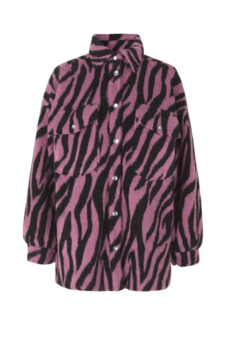 A Fall wardrobe essential! The cool oversized Porter zebra print jacket designed by Cras is the perfect jacket to add to any outfit. Sustainable effortless style, this jacket is made of 55% recycled wool, 28% recycled polyester made from plastic waste and 17% acrylic. 