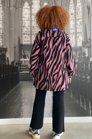 A Fall wardrobe essential! The cool oversized Porter zebra print jacket designed by Cras is the perfect jacket to add to any outfit. Sustainable effortless style, this jacket is made of 55% recycled wool, 28% recycled polyester made from plastic waste and 17% acrylic. Worn with the Valka Knit Pants in Black by Tach. 