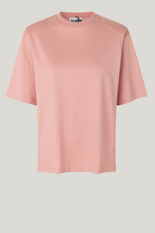 We love this super soft oversized t-shirt made from 100% organic cotton in a delicate rose pink. The t-shirt has detachable shoulder pads that create a defined silhouette and an overt oversized look. It has round neck, short sleeves, and an embroidered JUST female emblem in the back of the neck. A cool and edgy t-shirt that can be styled with anything, pair with the Wish Pants in Misty Rose for a chic monochrome look. 