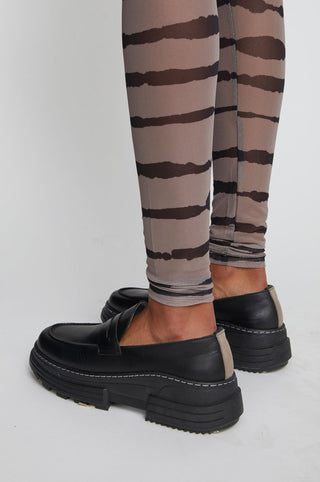 The Houston Leggings made from a transparent polyester and elasthane blend. These bodycon leggings in a cool all over print is perfect under any dress or skirt. Match it with the Houston Turtleneck in the same material and print for a full body look. Designed by Just Female. 