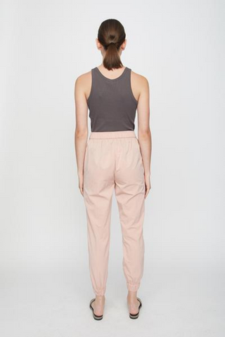 These athletic-inspired pants are made from a recycled polyester and nylon blend, designed by Just Female. The pants are high waisted with an elastic waistband, side pockets, elastic cuffs at the bottom and the JUST emblem embroidered on the left-hand side. Style them with our Drake crewneck sweatshirt or the Becker Tee in Misty Rose for a cool casual look. 