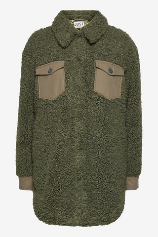 No winter wardrobe is complete without a cozy lounge coat. Wrap yourself up in this mid-length coat jacket, featuring a classic collar, straight silhouette, front beige-olive pockets and black buttons up the front. Designed by Just Female. No winter wardrobe is complete without a cozy lounge coat. Wrap yourself up in this mid-length coat jacket, featuring a classic collar, straight silhouette, front beige-olive pockets and black buttons up the front. Designed by Just Female. 
