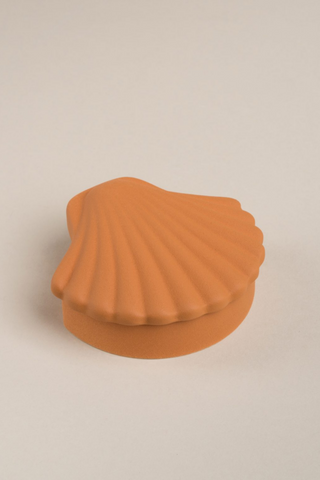 Bring the vacation home with our new Seashell Box designed by Los Objetos Decorativos. A small box made for jewellery, catch-all, or to hold any of your small belongings. Each piece is crafted by skilled ceramic artisans in Spain. This piece is the combination of 3D modeling and hand-crafted production. The perfect gift for yourself or someone in your universe. 