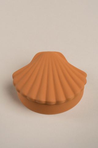 Bring the vacation home with our new Seashell Box designed by Los Objetos Decorativos. A small box made for jewellery, catch-all, or to hold any of your small belongings. Each piece is crafted by skilled ceramic artisans in Spain. This piece is the combination of 3D modeling and hand-crafted production. The perfect gift for yourself or someone in your universe. 