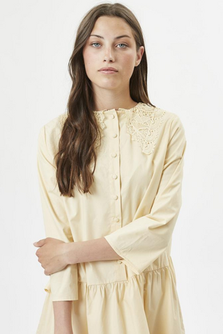 The Skalina Dress by Minimum is a lightweight summer dream dress made from 100% cotton. Detailed with a soft oversized lace collar, and delicate upholstered buttons down the front towards the waist. Perfect for all of your summer plans and Sunday brunches, we love the ruffled details of the skirt of this dress. 