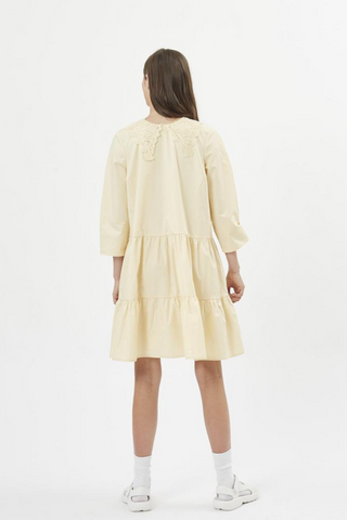 The Skalina Dress by Minimum is a lightweight summer dream dress made from 100% cotton. Detailed with a soft oversized lace collar, and delicate upholstered buttons down the front towards the waist. Perfect for all of your summer plans and Sunday brunches, we love the ruffled details of the skirt of this dress. 
