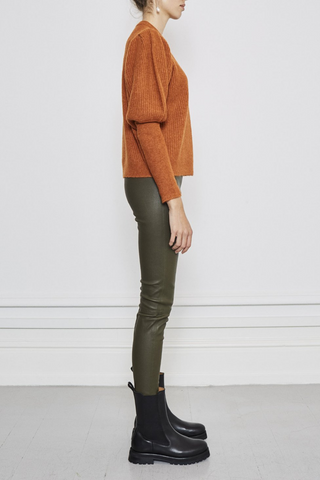 The perfect knit with a flare. Spice up your sweater life and cozy up with Notes Du Nord Rhona Blouse. Featuring a knit design in an earthy burnt orange tone. Made from a super soft wool and alpaca blend. 