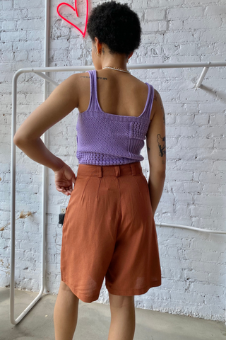 It is the look and feel of lightweight linen for us. Elevate your shorts game with the Bermuda Linen Short featuring a high waist and casual pleats. This is a classic look designed by Pastiche in natural beige - perfect for any summer or holiday wardrobe. 