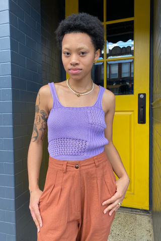 It is the look and feel of lightweight linen for us. Elevate your shorts game with the Bermuda Linen Short featuring a high waist and casual pleats. This is a classic look designed by Pastiche in natural beige - perfect for any summer or holiday wardrobe. 