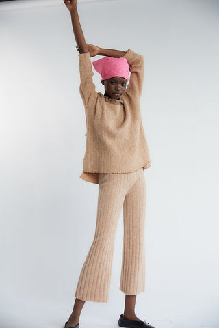 Looking for the perfect cardigan for the colder months ahead? Look no further. The Amira Knit is an oversized cardigan with a relaxed fit for all of your layering combinations. In a classic black with buttons down the front. Available in both tan and black. Designed by TACH Clothing, and made from an alpaca wool blend.   DETAILS:  28% Superfine Alpaca, 10% Wool, 61% Poliamidic Fiber, 1% Elastano SIZE + FIT:  Oversized 
