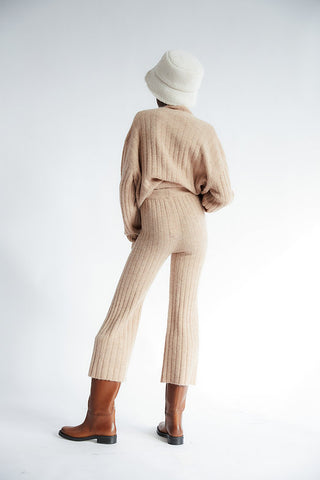 Looking for the perfect cardigan for the colder months ahead? Look no further. The Amira Knit is an oversized cardigan with a relaxed fit for all of your layering combinations. In a classic black with buttons down the front. Available in both tan and black. Designed by TACH Clothing, and made from an alpaca wool blend.   DETAILS:  28% Superfine Alpaca, 10% Wool, 61% Poliamidic Fiber, 1% Elastano SIZE + FIT:  Oversized 