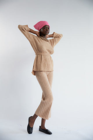 Looking for the perfect cardigan for the colder months ahead? Look no further. The Amira Knit is an oversized cardigan with a relaxed fit for all of your layering combinations. In a classic black with buttons down the front. Available in both tan and black. Designed by TACH Clothing, and made from an alpaca wool blend.   DETAILS:  28% Superfine Alpaca, 10% Wool, 61% Poliamidic Fiber, 1% Elastano SIZE + FIT:  Oversized 